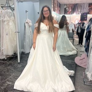 Size 16 NEVER WORN wedding dress